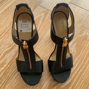 Platform heel with front zipper
